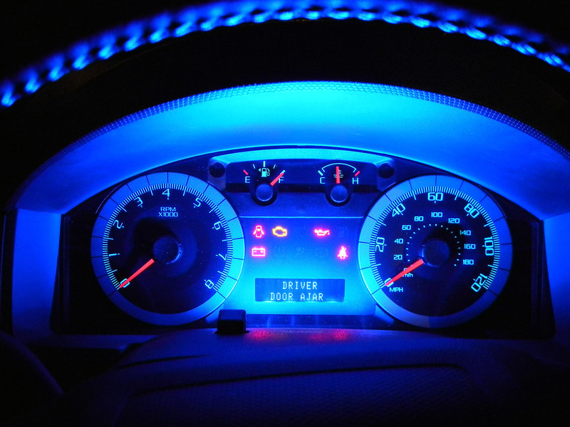 Встановлення світлодіодної стрічки в авто 3