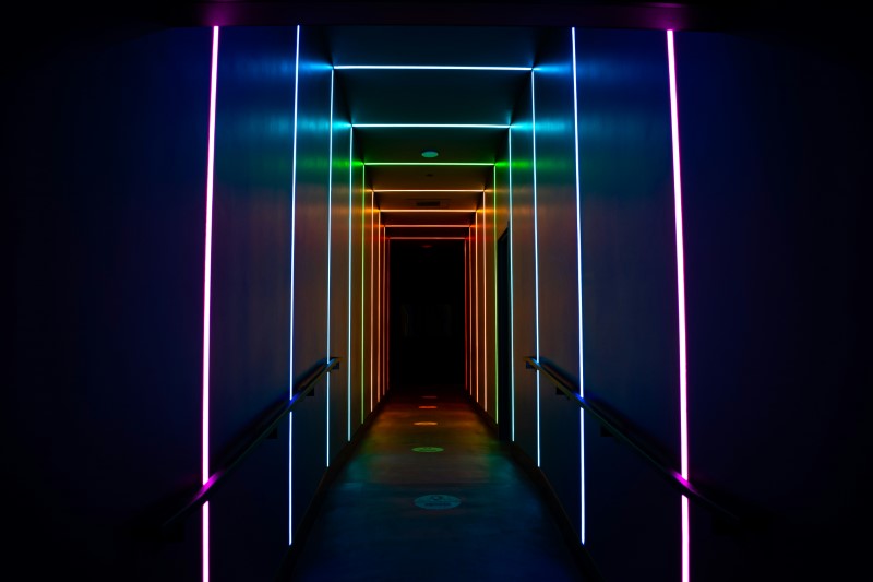 Приклад використання різнокольорового LED підсвічування в коридорі 1